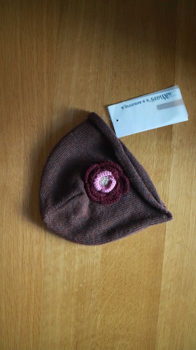 Gorro quentinho em lã com flores aplicadas