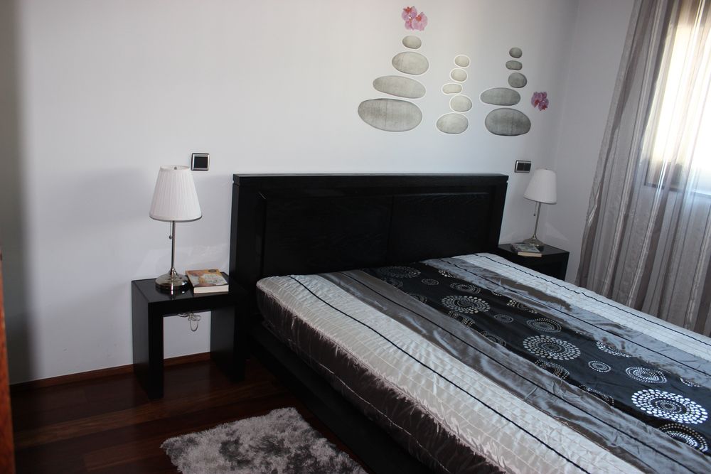 Cama casal com 2 mesinhas