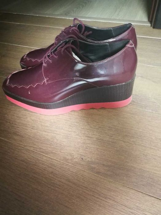 Sapatos de vinil ameixa