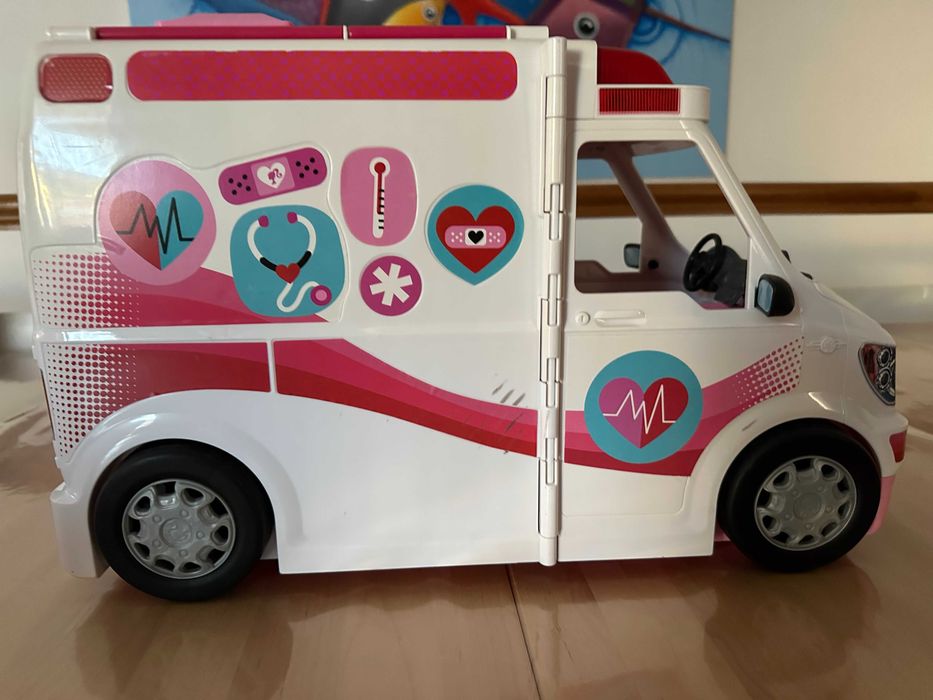 Barbie ambulância