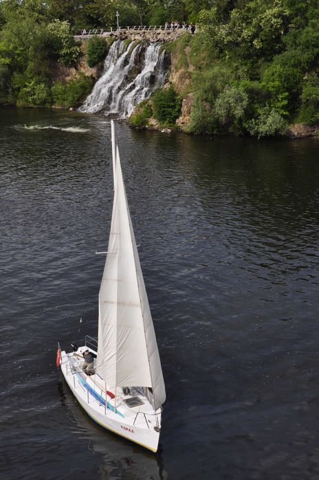 Яхта парусно-моторная