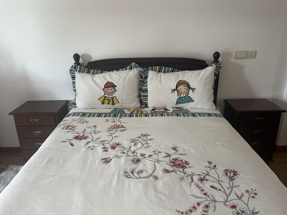 Cama e mesas de cabeceira