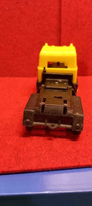 Stary ciągnik siodłowy z Prlu