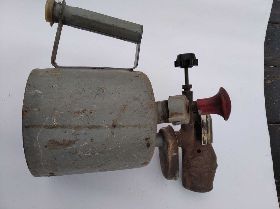 Паяльна лампа велика і мала . лійка на каністру .