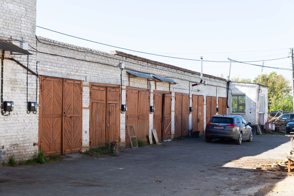 Продам приміщення, склади, гаражі, площею 1270 кв.м.