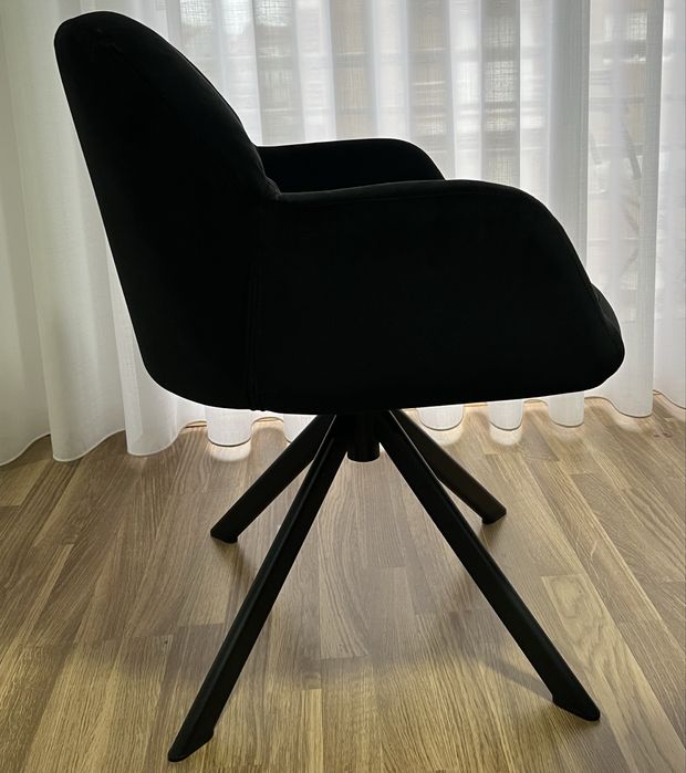 Cadeira rotativa em veludo