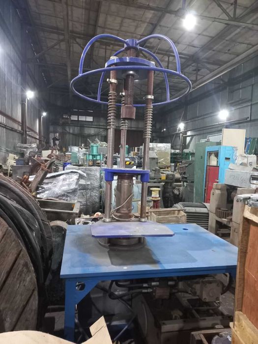 Вертикальная литьевая машина (шприц-пресс)