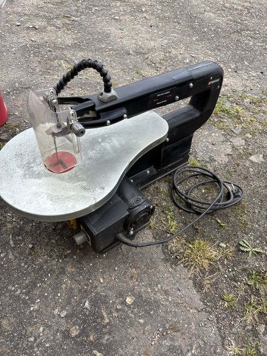 Vende-se serra de recortes quase nova