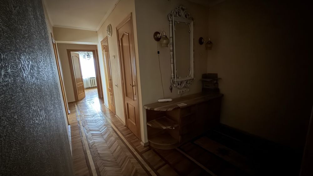 Радченко 4, цегляний будинок, метрові стіни, 3 кімнатна квартира