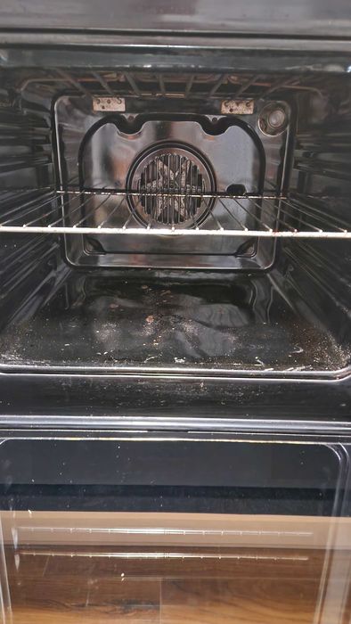 Piekarnik srebny firmy Hotpoint