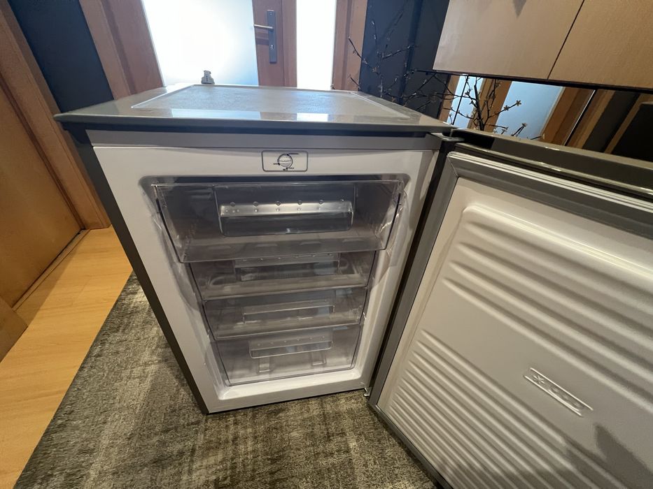 Arca vertical Candy CCTUS542XH com avaria