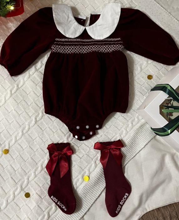 Святковий темно-червоний боді на дівчинку з панчохами