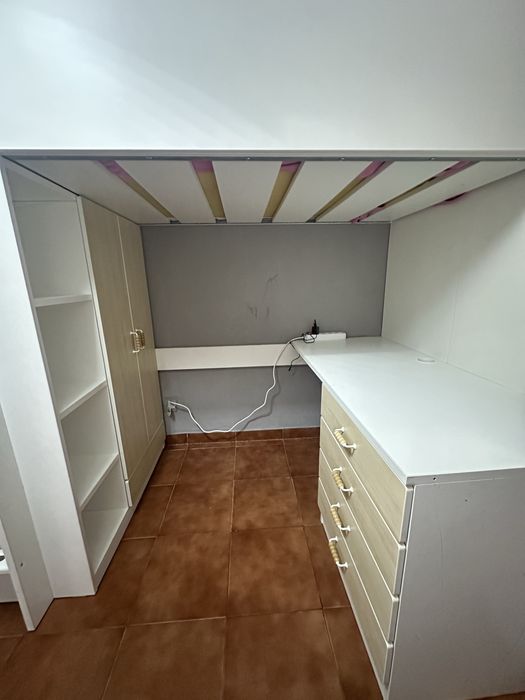 Cama alta com secretária, armário e gavetas – excelente estado