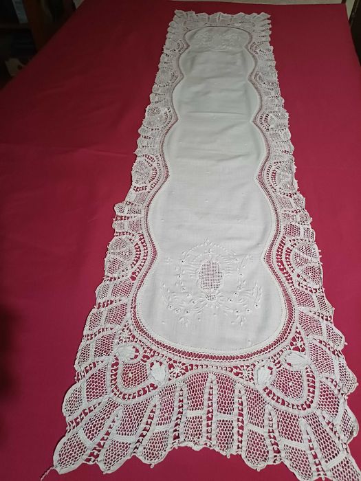 Naperon para Mesa em Linho Bordado 146x34cm