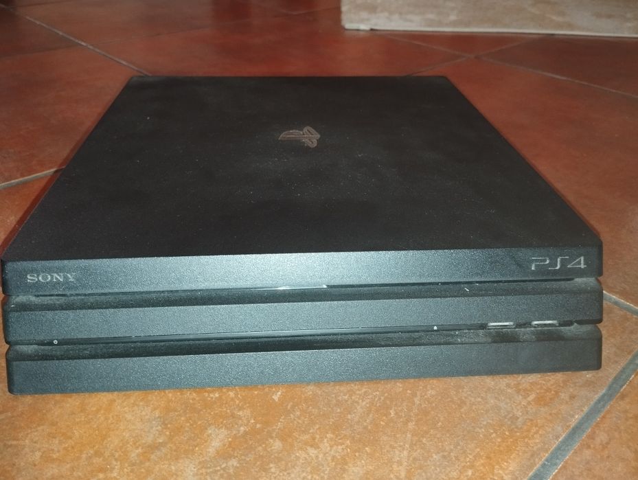 PlayStation PS4 PRO com cabos  e um comando como nova