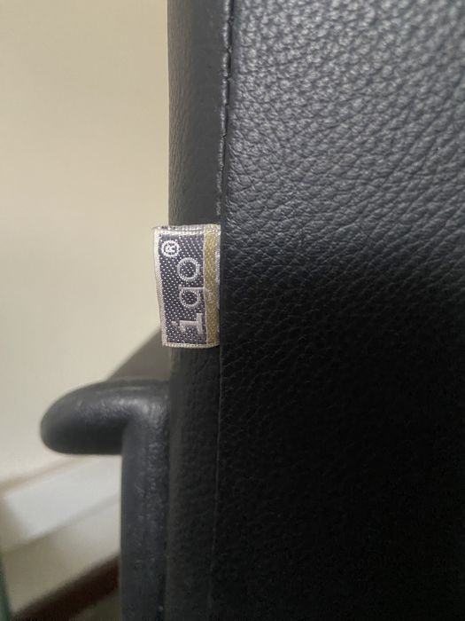Cadeira técnica de executivo em pele rotativa e com elevador