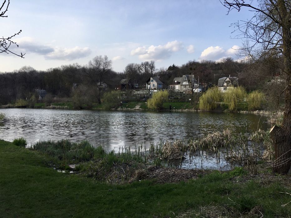 Дача біля води, земля