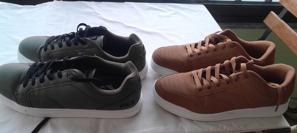 Vendo 2 pares de sapatilhas de homem, como novas.