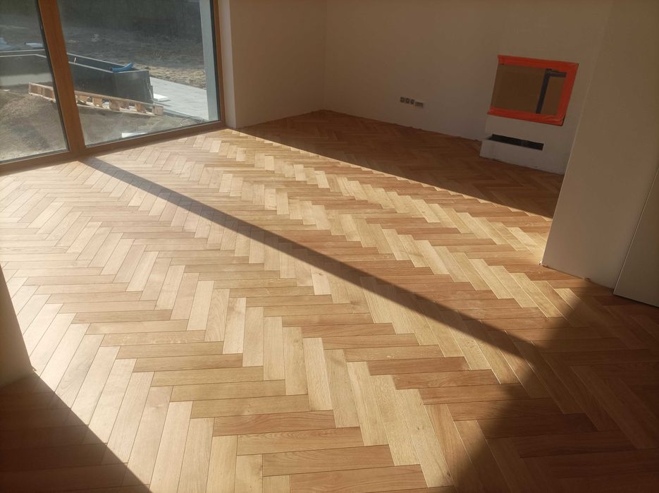 Montaż podłóg drewnianych paneli laminowanych i winylowych