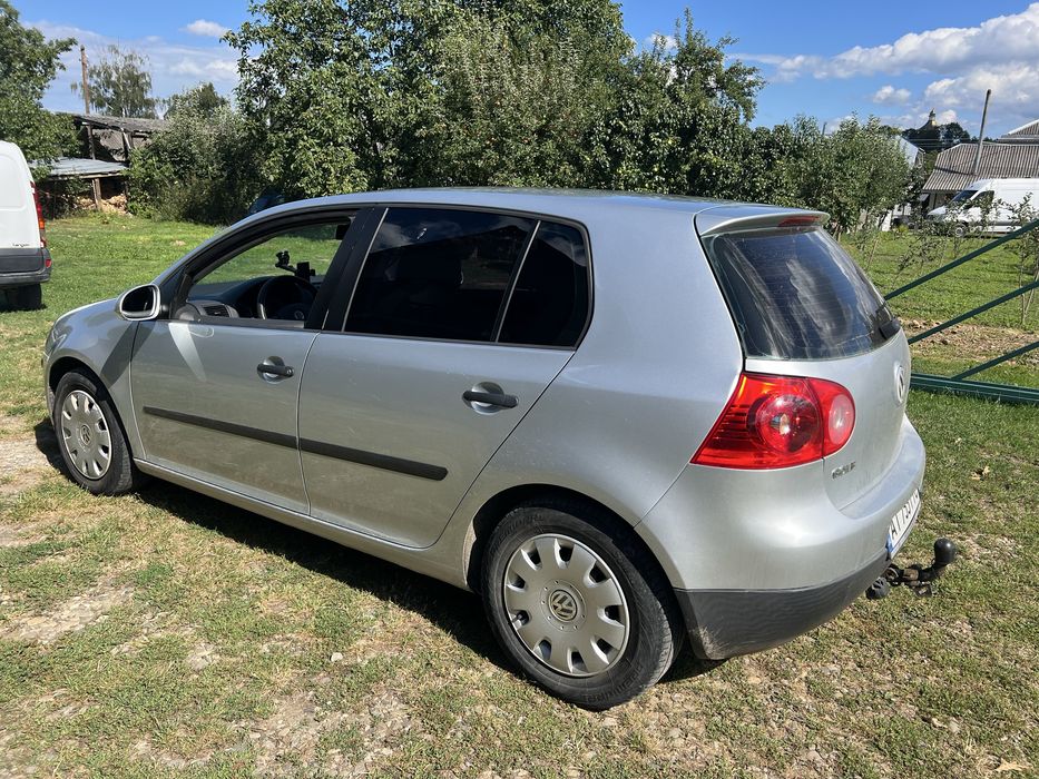 Автомобіль Фольксваген гольф 5