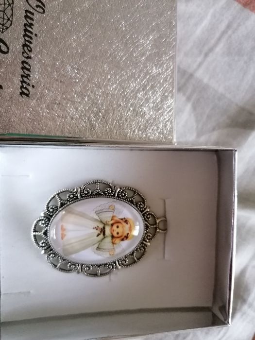 Pingente prateado oval com anjo