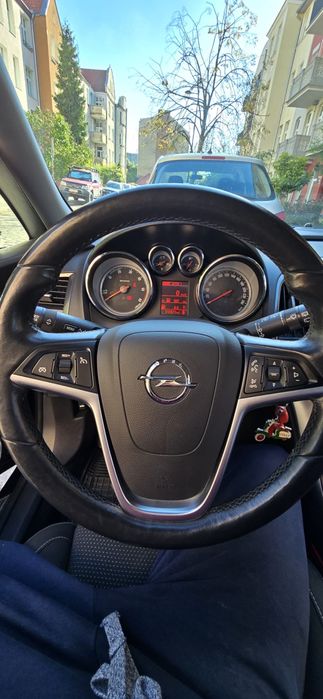 Czarny Opel Astra