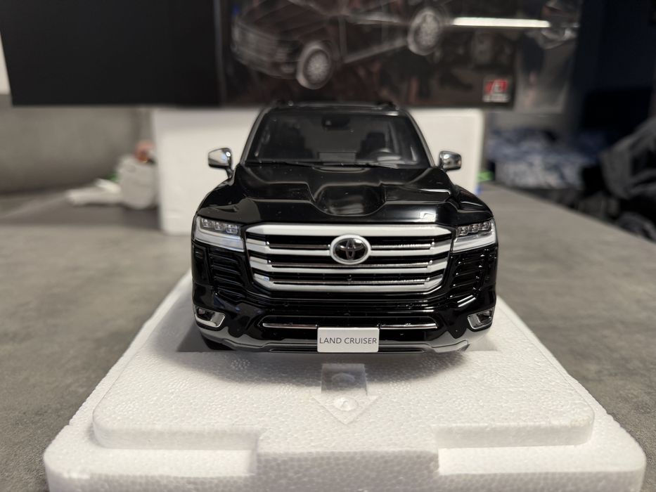 Продам коллекционную модель LC300 1:18