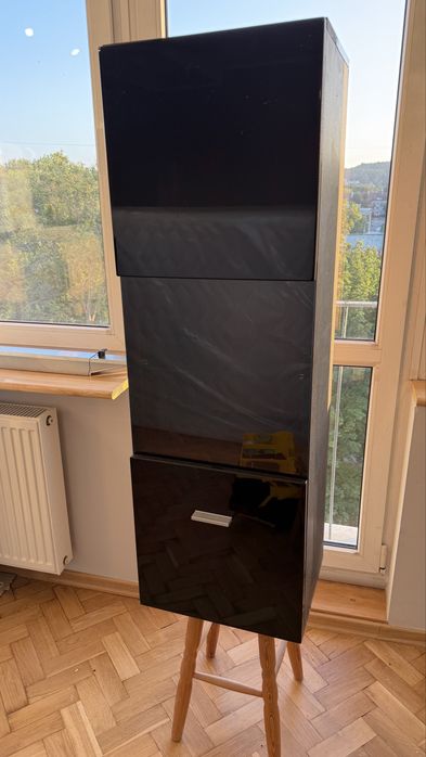 Szafka wisząca częsciowo przeszklona