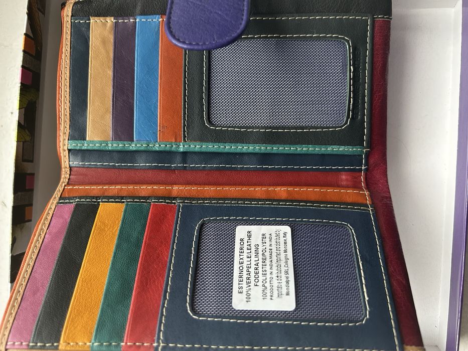 Кожаный кошелек, под раскрытую купюру