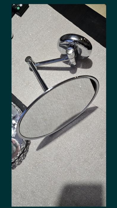 Lusterko kosmetyczne na ruchomym ramieniu