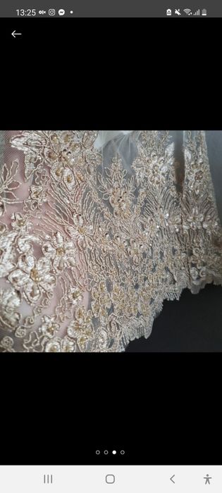 плаття з атласу і обшите бісером