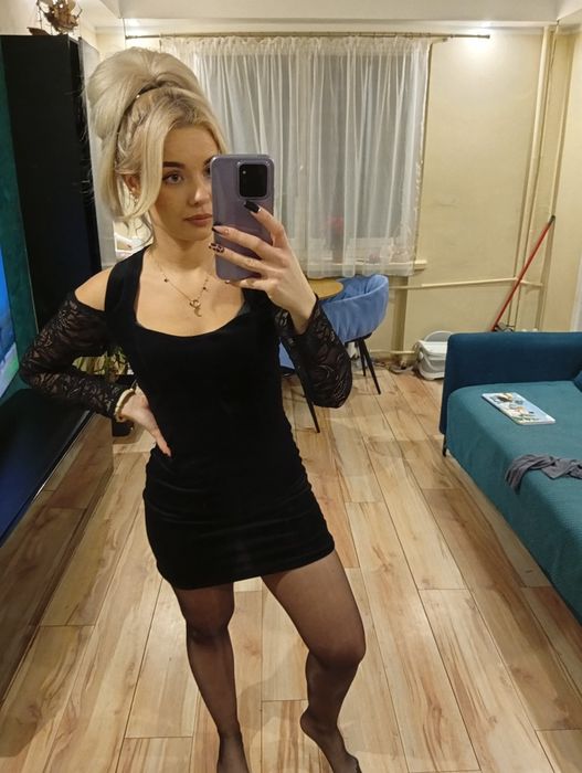 Sukienka z koronkowym rękawem m