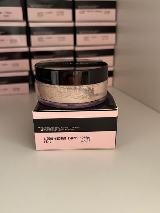 Jedwabisty Puder Wygładzający Light-to-Medium Ivory