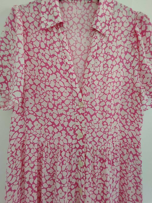 Vestido com estampado rosa e branco, com painéis da Zara