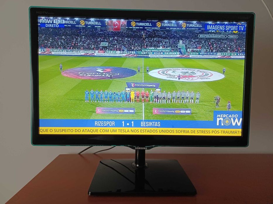 Televisão / Monitor Samsung com suporte de parede incluído.