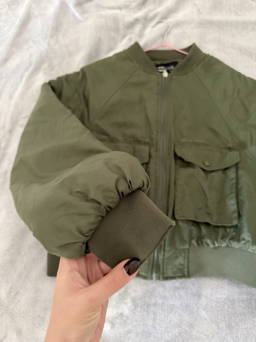 Бомбер на осінь укорочена куртка