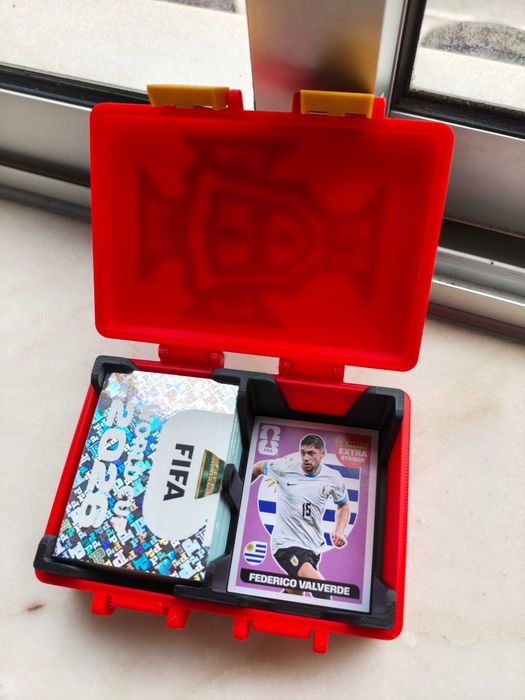 Pack Mundial 2026 Panini – 100 Cromos + Caixa de Arrumação