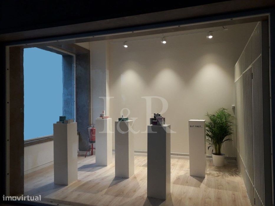 Loja 20m2 para arrendar - R/C de edifício de escritórios no Chiado