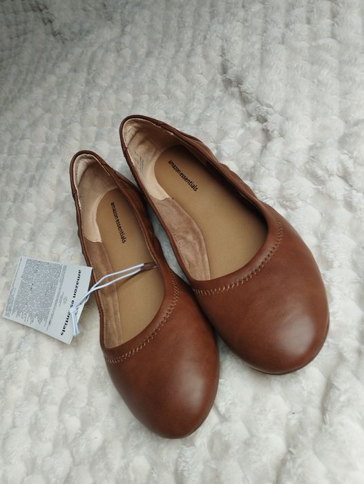 damskie baleriny Amazon Essentials Belice w kolorze kasztanowym.