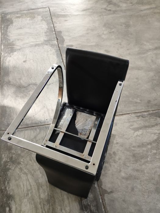 Cadeiras em aço cromado e pele sintética