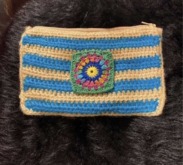 Bolsas médias feitas à mão em croché