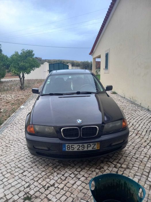 Carro com alguns afazeres bom de motor