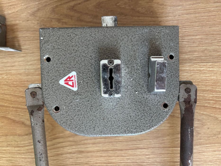 Fechadura de sobrepor para porta