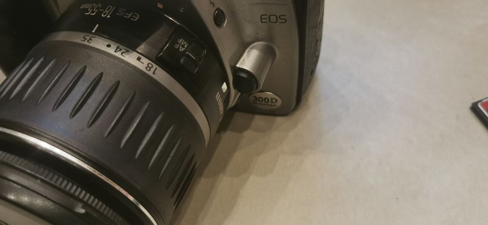 Дзеркальна фотокамера Canon EOS 300D