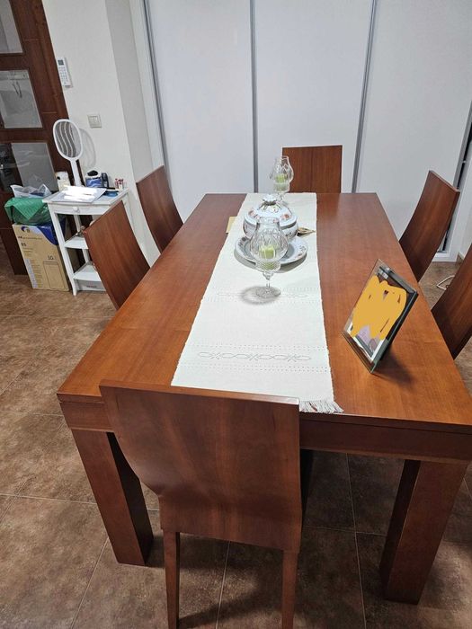 Móvel e mesa de sala com cadeiras, em bom estado,madeira cerejeira.
