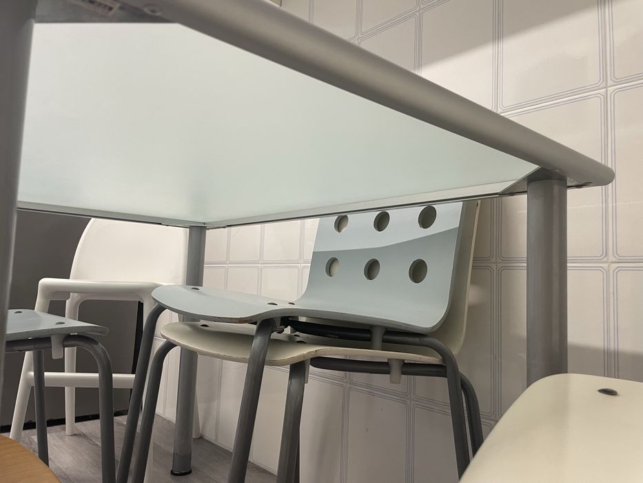 Mesa cozinha vidro fosco 1,17x0,78 + 4 cadeiras