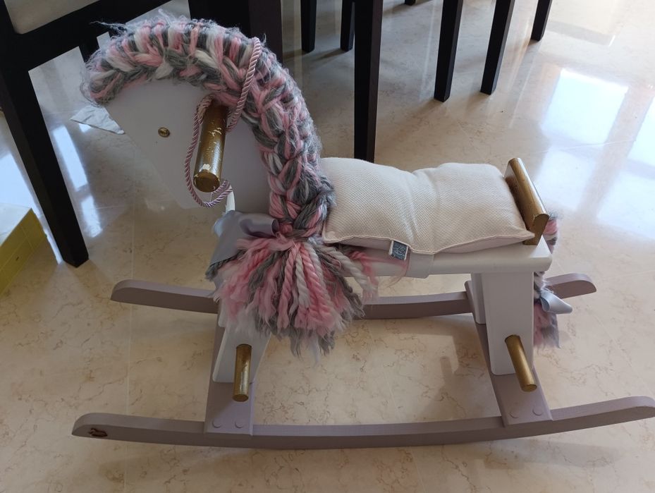 Cavalo baloiço para crianças