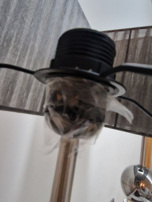 Candeeiros preto e cinza