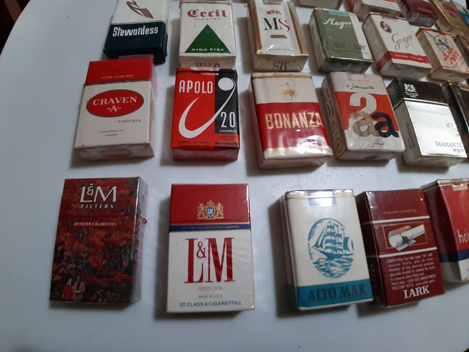 Varios caixas de fumo antigo. 32