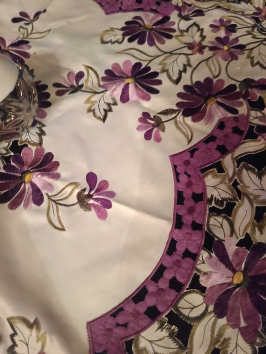 Obrus haftowany 90x90 cm